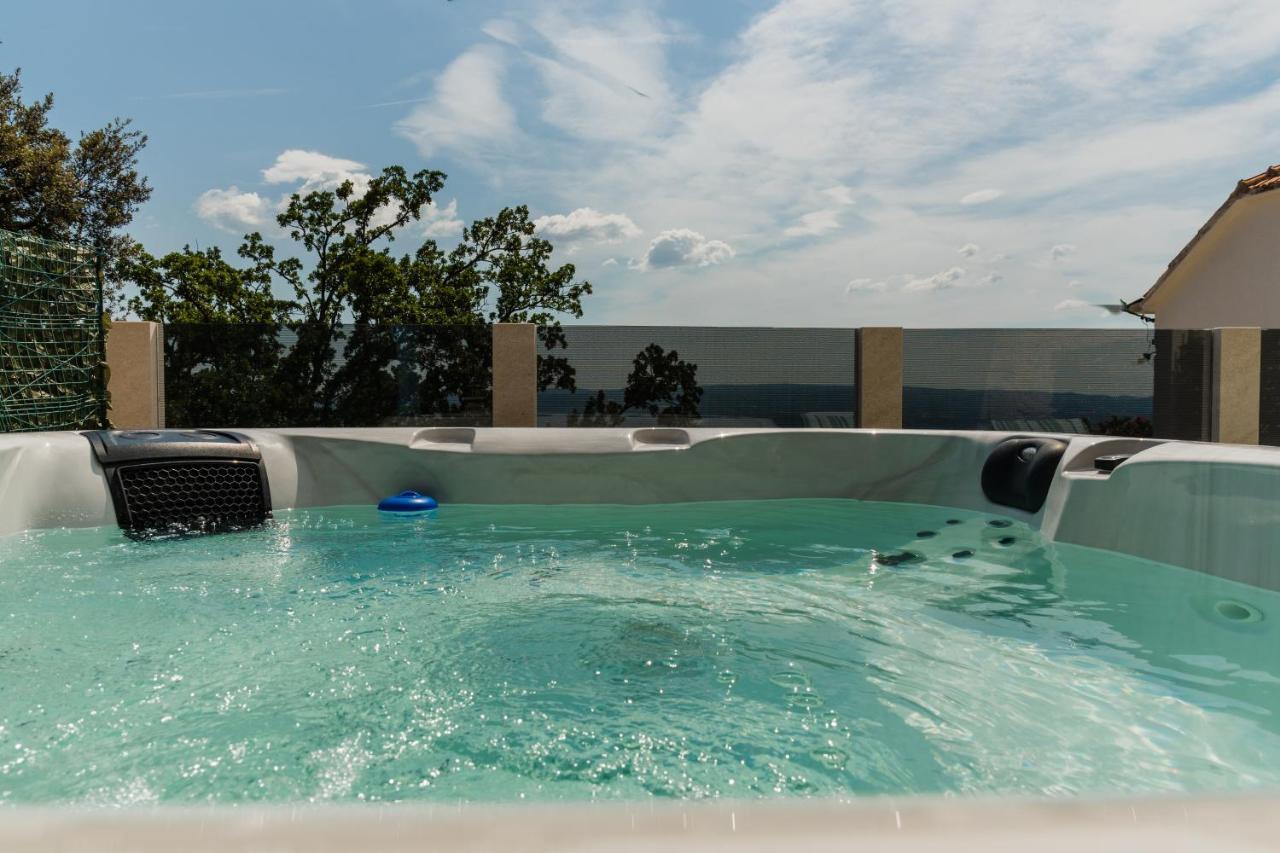 Stone House Dario With Finnish Sauna And An Outdoor Hot Tub 로크바 로고즈니차 외부 사진